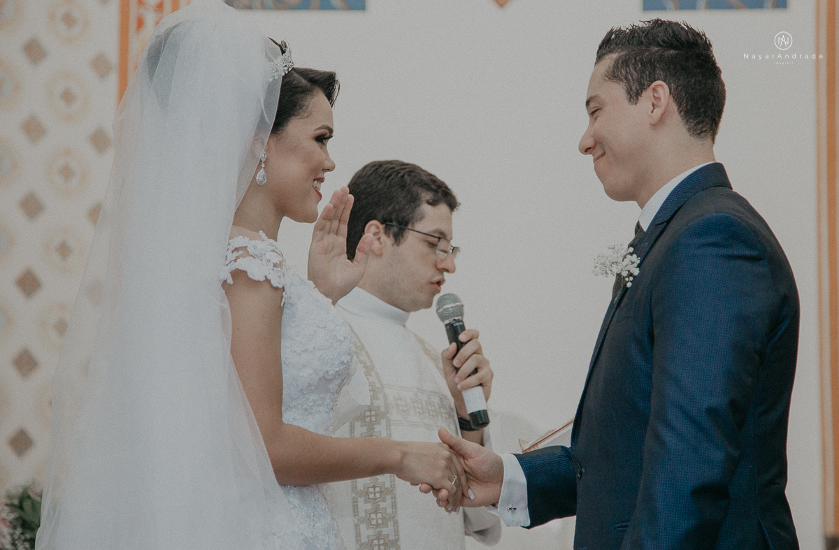 casamento feito em dia de chuva com lindas e apaixonantes fotos na chuva noivo de terno azul e noiva de mantilha