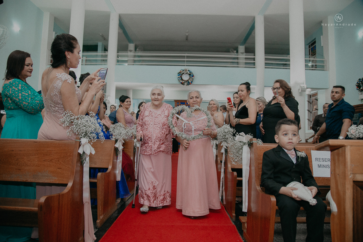 casamento feito em dia de chuva com lindas e apaixonantes fotos na chuva noivo de terno azul e noiva de mantilha