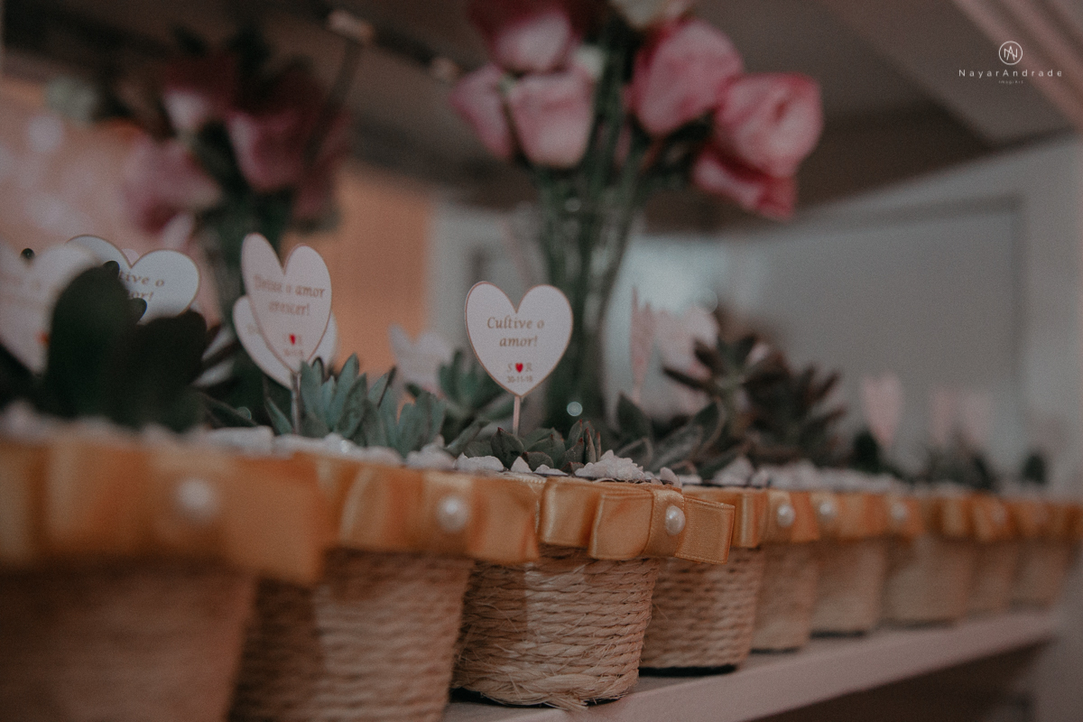 casamento feito em dia de chuva com lindas e apaixonantes fotos na chuva noivo de terno azul e noiva de mantilha