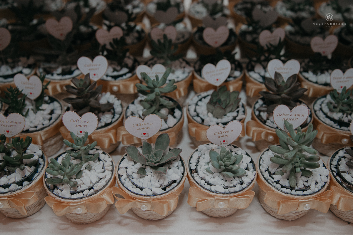 vcasamento feito em dia de chuva com lindas e apaixonantes fotos na chuva noivo de terno azul e noiva de mantilha