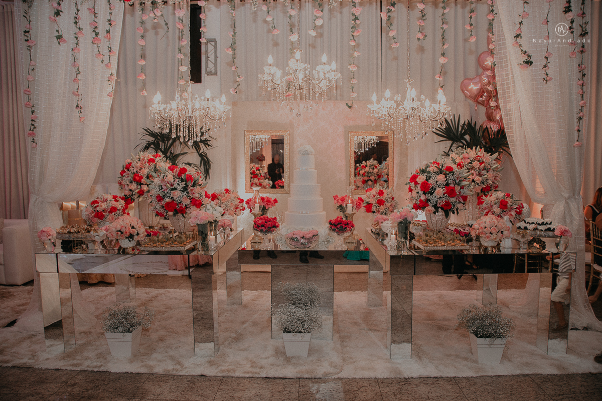 casamento feito em dia de chuva com lindas e apaixonantes fotos na chuva noivo de terno azul e noiva de mantilhav