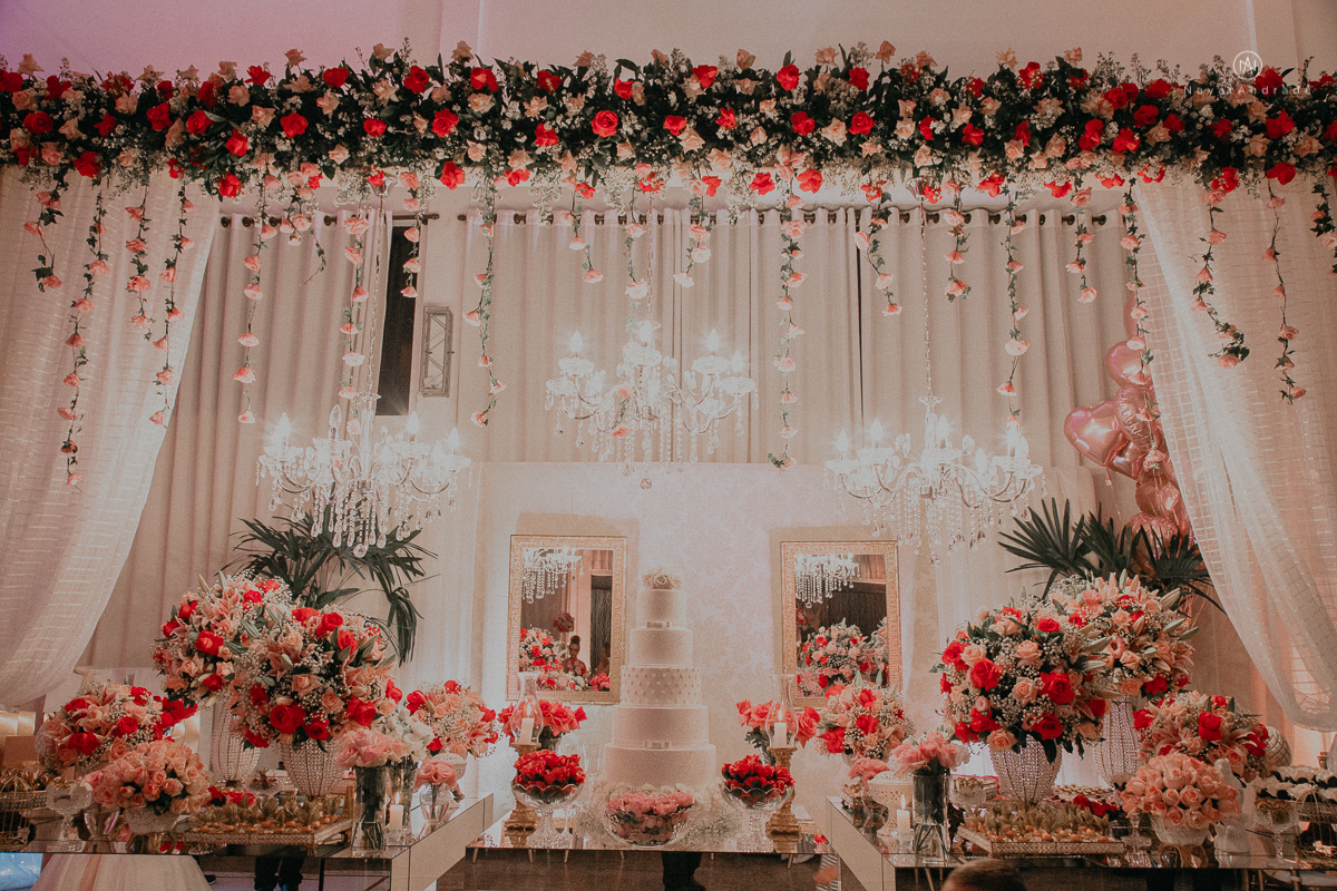 casamento feito em dia de chuva com lindas e apaixonantes fotos na chuva noivo de terno azul e noiva de mantilha