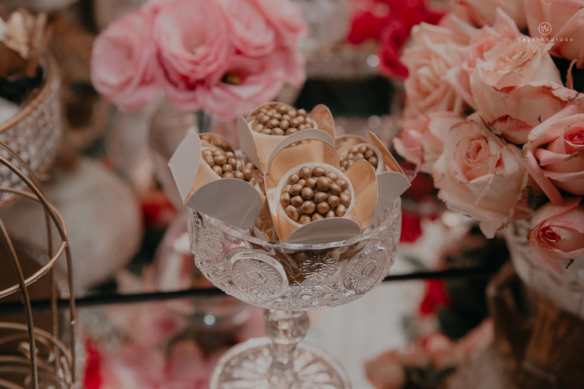 casamento feito em dia de chuva com lindas e apaixonantes fotos na chuva noivo de terno azul e noiva de mantilha