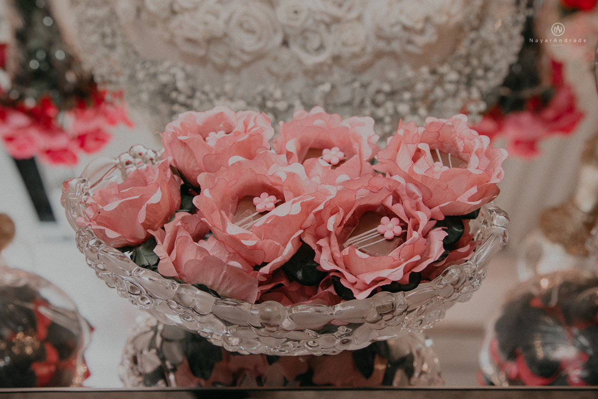casamento feito em dia de chuva com lindas e apaixonantes fotos na chuva noivo de terno azul e noiva de mantilha