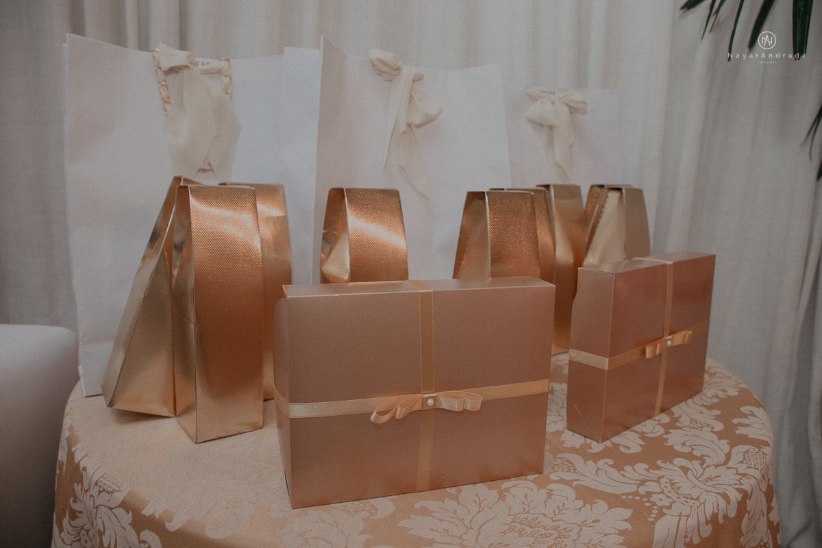 casamento feito em dia de chuva com lindas e apaixonantes fotos na chuva noivo de terno azul e noiva de mantilha