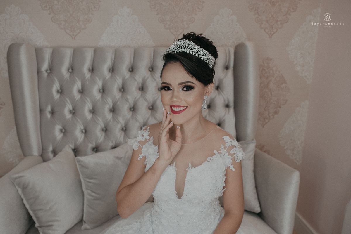 casamento feito em dia de chuva com lindas e apaixonantes fotos na chuva noivo de terno azul e noiva de mantilha