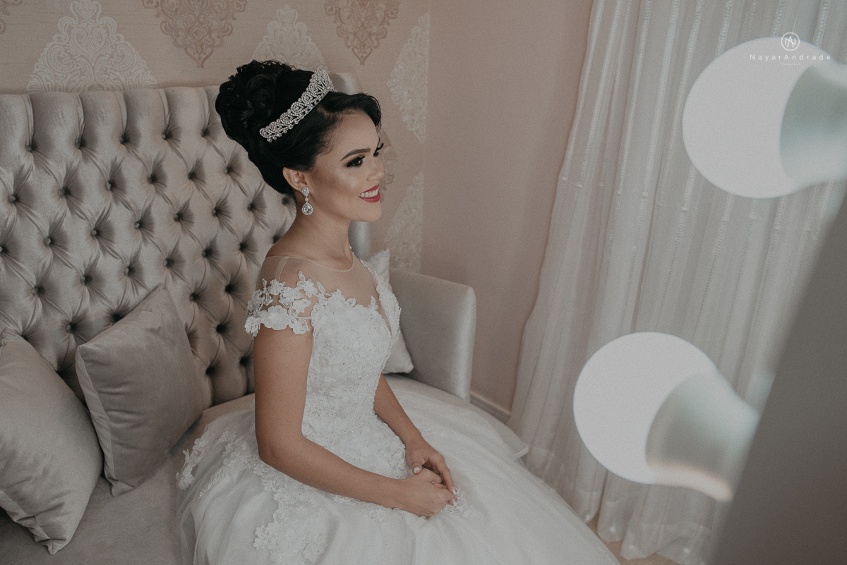 casamento feito em dia de chuva com lindas e apaixonantes fotos na chuva noivo de terno azul e noiva de mantilha