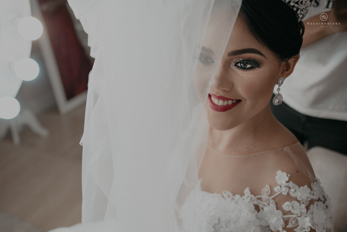 casamento feito em dia de chuva com lindas e apaixonantes fotos na chuva noivo de terno azul e noiva de mantilhav