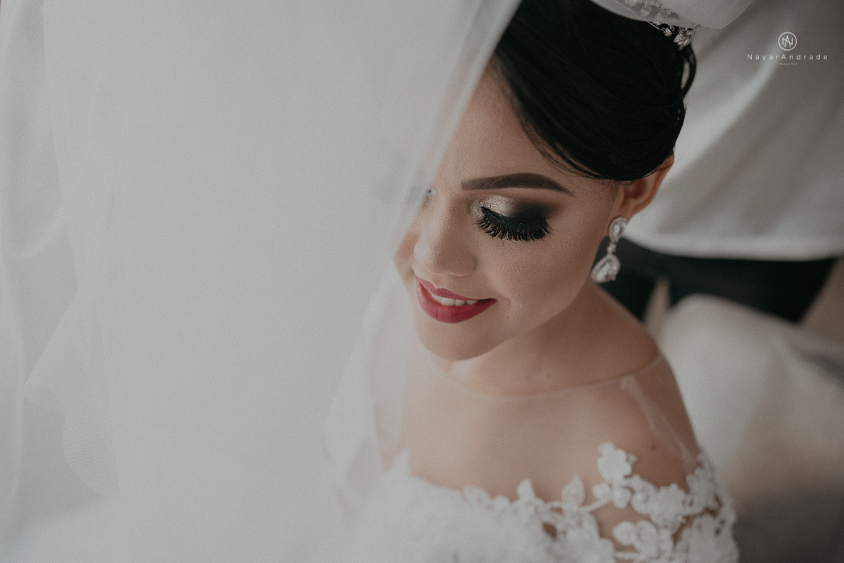 casamento feito em dia de chuva com lindas e apaixonantes fotos na chuva noivo de terno azul e noiva de mantilhacasamento feito em dia de chuva com lindas e apaixonantes fotos na chuva noivo de terno azul e noiva de mantilha