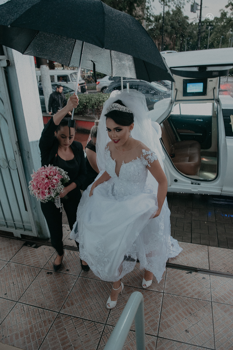 casamento feito em dia de chuva com lindas e apaixonantes fotos na chuva noivo de terno azul e noiva de mantilha
