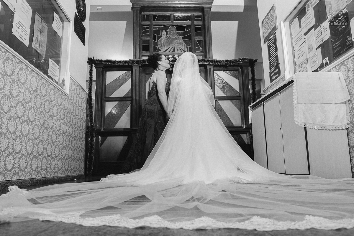 casamento feito em dia de chuva com lindas e apaixonantes fotos na chuva noivo de terno azul e noiva de mantilha