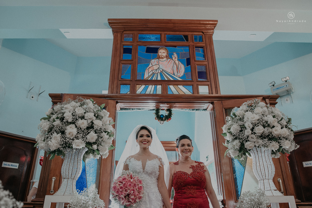 casamento feito em dia de chuva com lindas e apaixonantes fotos na chuva noivo de tecasamento feito em dia de chuva com lindas e apaixonantes fotos na chuva noivo de terno azul e noiva de mantilha