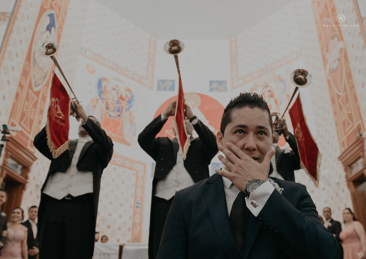 casamento feito em dia de chuva com lindas e apaixonantes fotos na chuva noivo de terno azul e noiva de mantilha