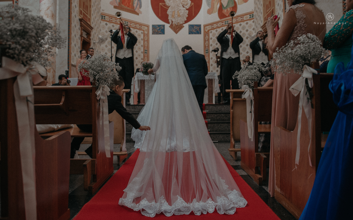casamento feito em dia de chuva com lindas e apaixonantes fotos na chuva noivo de terno azul e noiva de mantilha