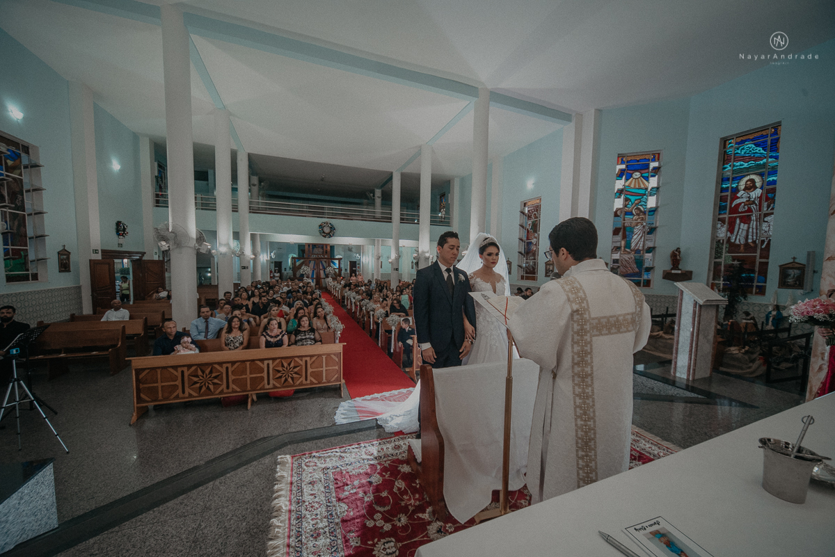 casamento feito em dia de chuva com lindas e apaixonantes fotos na chuva noivo de terno azul e noiva de mantilha