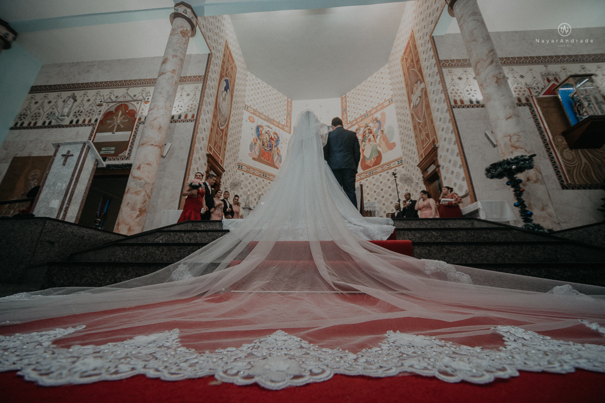 casamento feito em dia de chuva com lindas e apaixonantes fotos na chuva noivo de terno azul e noiva de mantilha