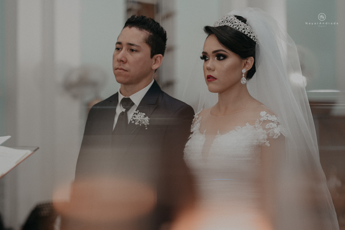 vcasamento feito em dia de chuva com lindas e apaixonantes fotos na chuva noivo de terno azul e noiva de mantilha