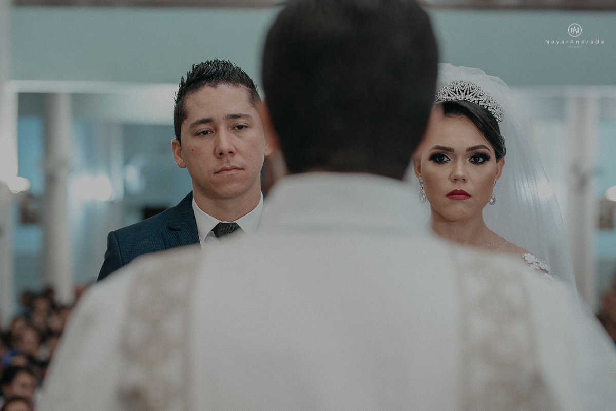 casamento feito em dia de chuva com lindas e apaixonantes fotos na chuva noivo de terno azul e noiva de mantilha