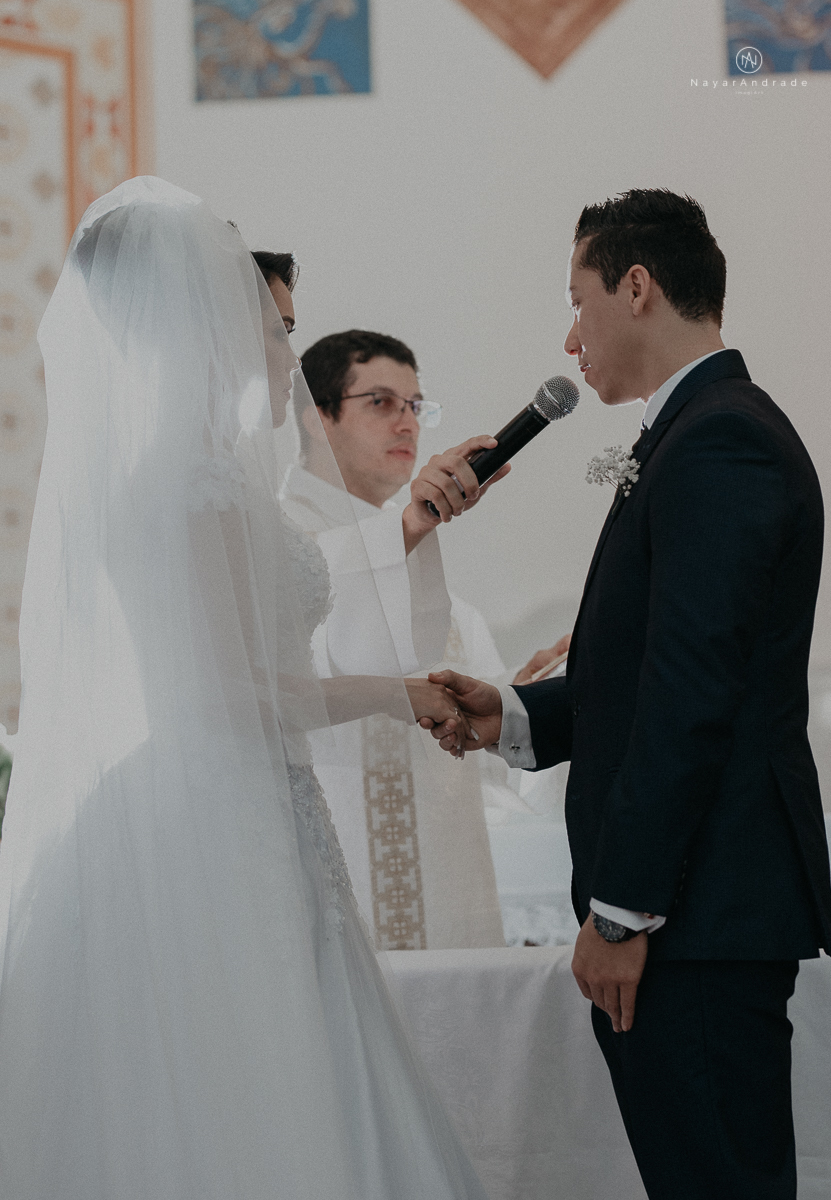 casamento feito em dia de chuva com lindas e apaixonantes fotos na chuva noivo de terno azul e noiva de mantilha