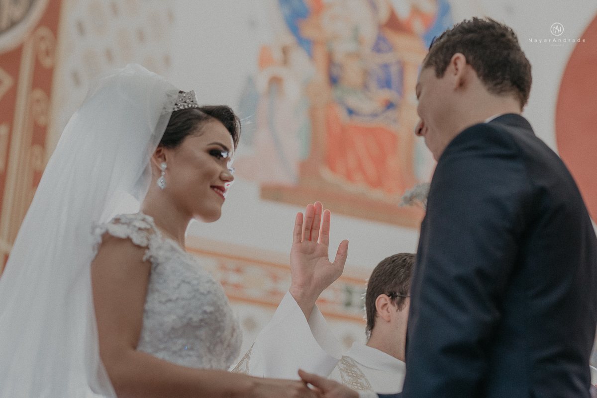 casamento feito em dia de chuva com lindas e apaixonantes fotos na chuva noivo de terno azul e noiva de mantilha