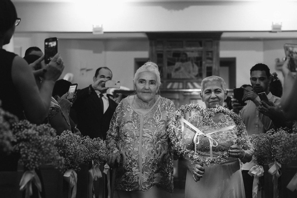 casamento feito em dia de chuva com lindas e apaixonantes fotos na chuva noivo de terno azul e noiva de mantilha