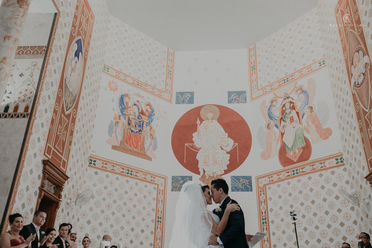 casamento feito em dia de chuva com lindas e apaixonantes fotos na chuva noivo de terno azul e noiva de mantilha
