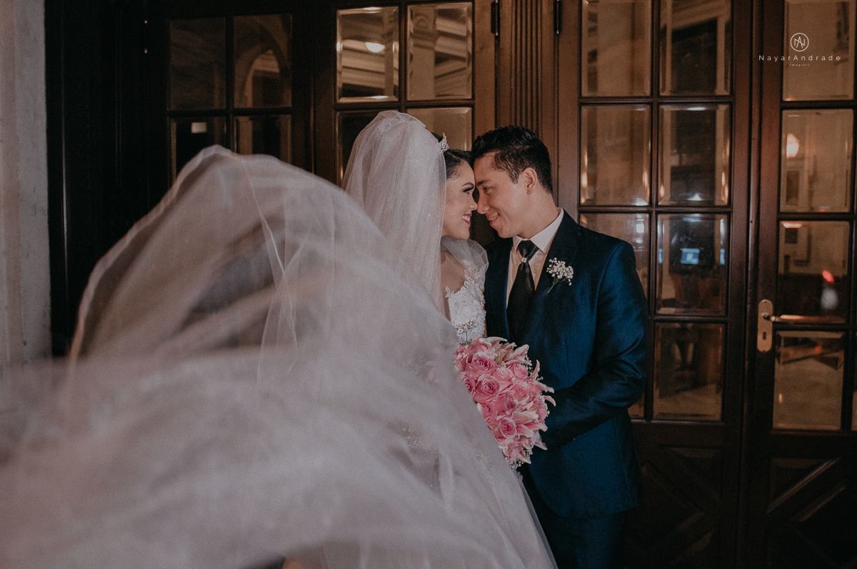 casamento feito em dia de chuva com lindas e apaixonantes fotos na chuva noivo de terno azul e noiva de mantilha