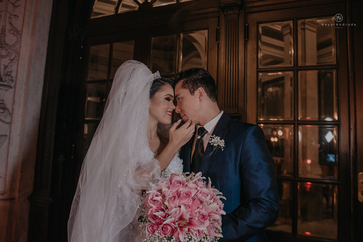 casamento feito em dia de chuva com lindas e apaixonantes fotos na chuva noivo de terno azul e noiva de mantilha