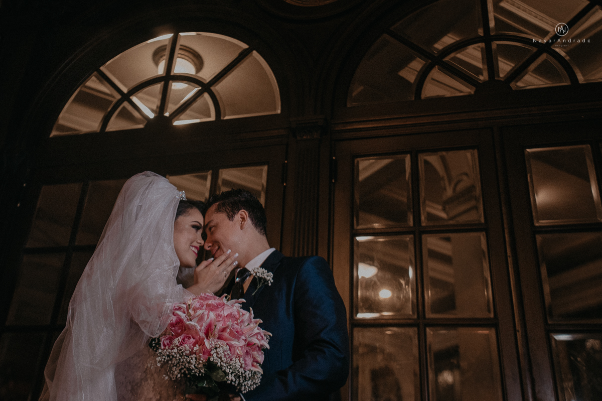casamento feito em dia de chuva com lindas e apaixonantes fotos na chuva noivo de terno azul e noiva de mantilha