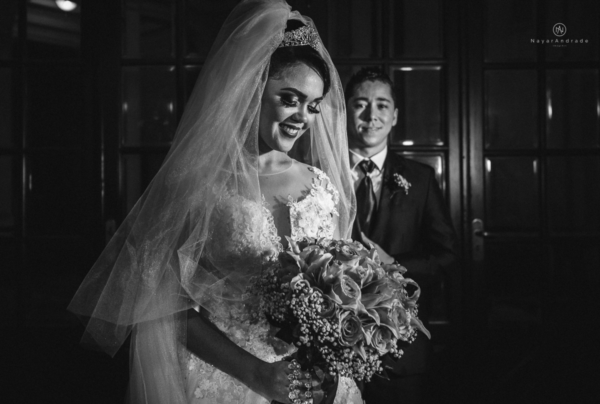 casamento feito em dia de chuva com lindas e apaixonantes fotos na chuva noivo de terno azul e noiva de mantilha