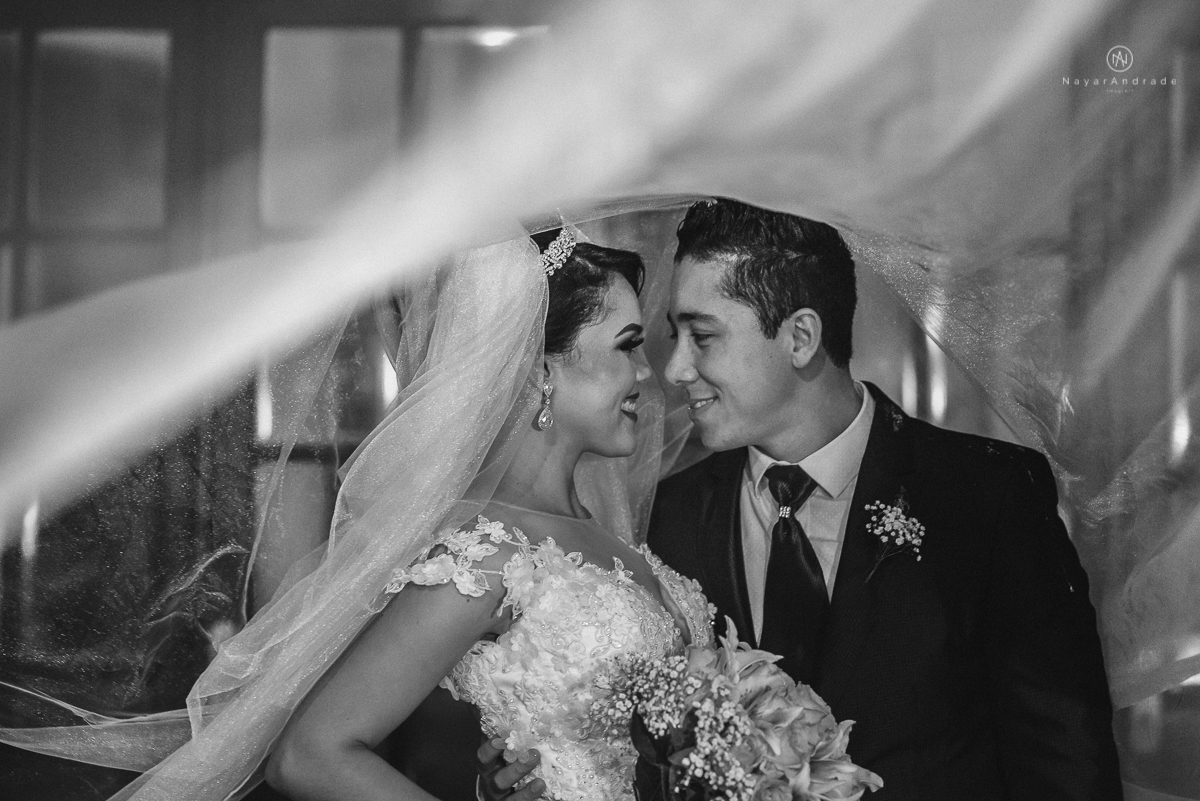 casamento feito em dia de chuva com lindas e apaixonantes fotos na chuva noivo de terno azul e noiva de mantilha