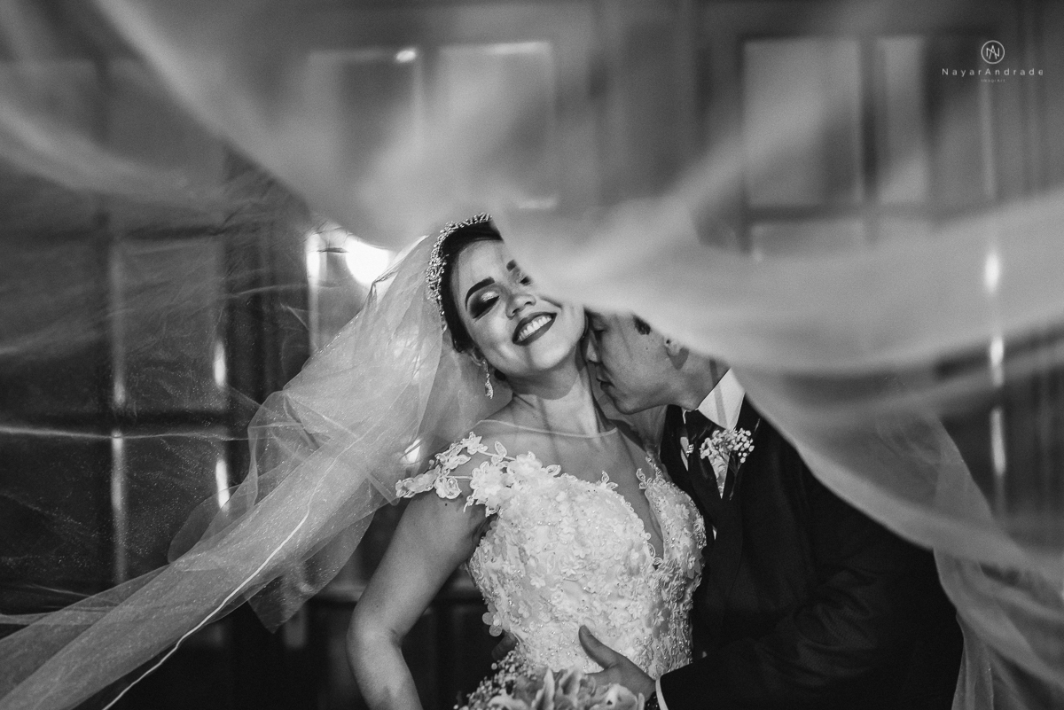 casamento feito em dia de chuva com lindas e apaixonantes fotos na chuva noivo de terno azul e noiva de mantilha