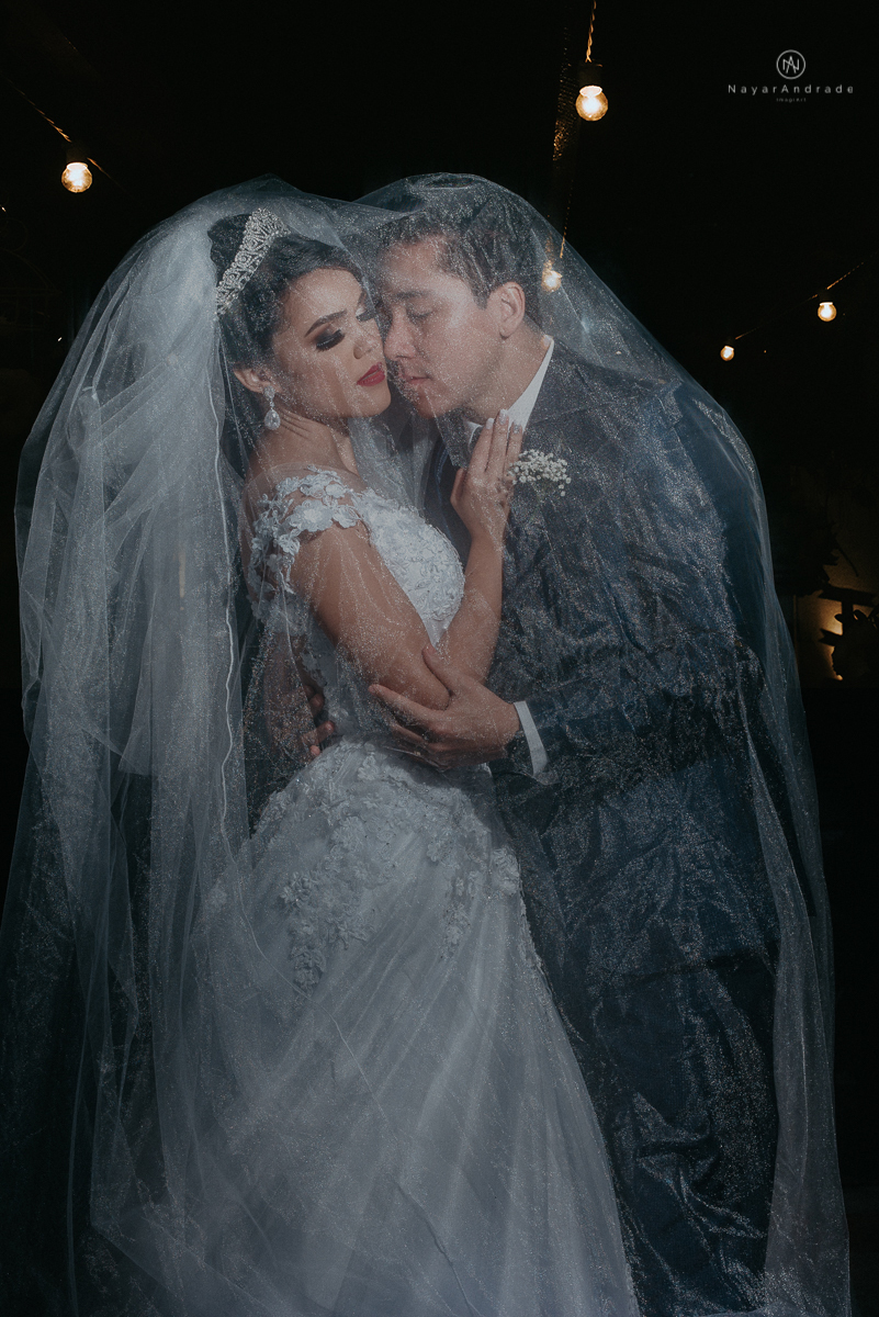 casamento feito em dia de chuva com lindas e apaixonantes fotos na chuva noivo de terno azul e noiva de mantilha