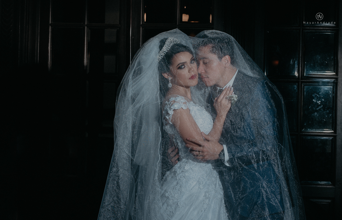 casamento feito em dia de chuva com lindas e apaixonantes fotos na chuva noivo de terno azul e noiva de mantilha