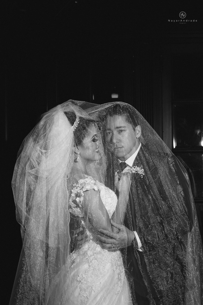 casamento feito em dia de chuva com lindas e apaixonantes fotos na chuva noivo de terno azul e noiva de mantilha