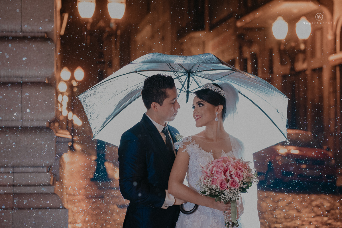 casamento feito em dia de chuva com lindas e apaixonantes fotos na chuva noivo de terno azul e noiva de mantilha