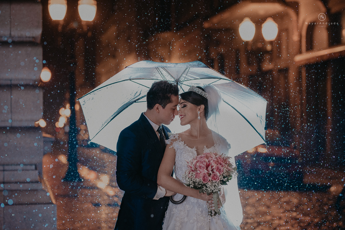casamento feito em dia de chuva com lindas e apaixonantes fotos na chuva noivo de terno azul e noiva de mantilha