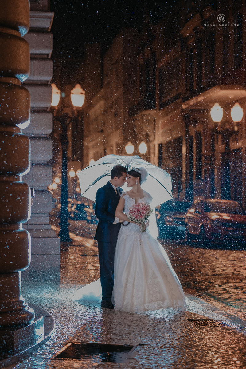 casamento feito em dia de chuva com lindas e apaixonantes fotos na chuva noivo de terno azul e noiva de mantilha