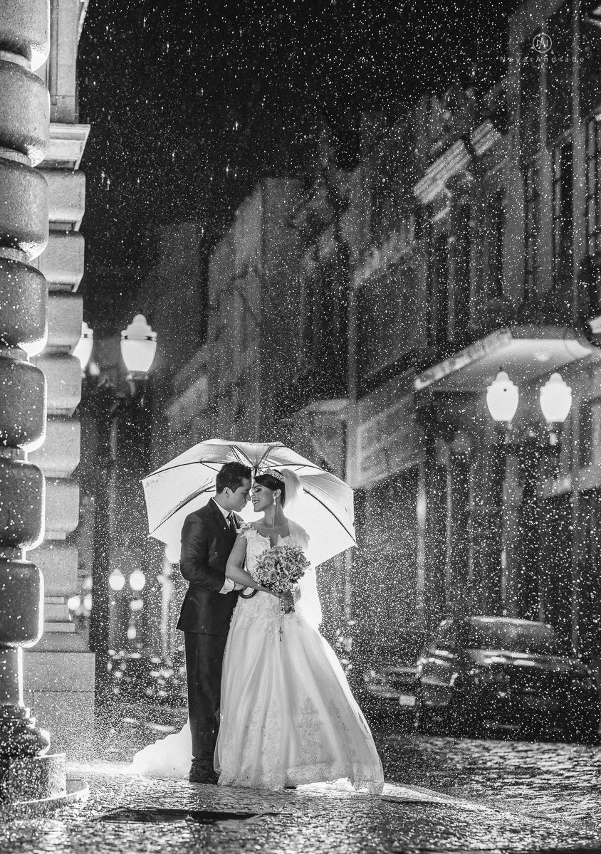 casamento feito em dia de chuva com lindas e apaixonantes fotos na chuva noivo de terno azul e noiva de mantilha