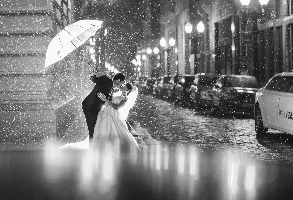 casamento feito em dia de chuva com lindas e apaixonantes fotos na chuva noivo de terno azul e noiva de mantilha