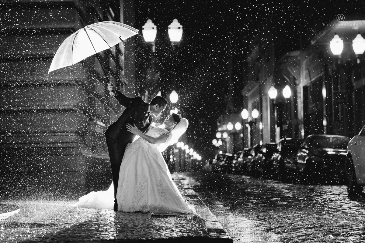 casamento feito em dia de chuva com lindas e apaixonantes fotos na chuva noivo de terno azul e noiva de mantilha