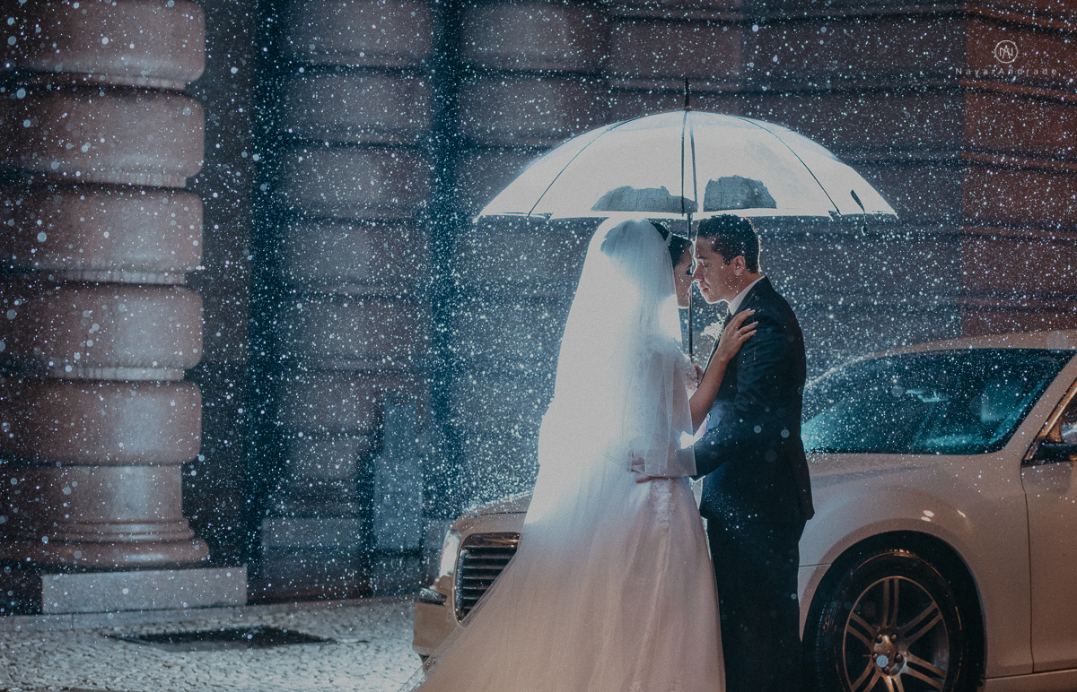 casamento feito em dia de chuva com lindas e apaixonantes fotos na chuva noivo de terno azul e noiva de mantilha