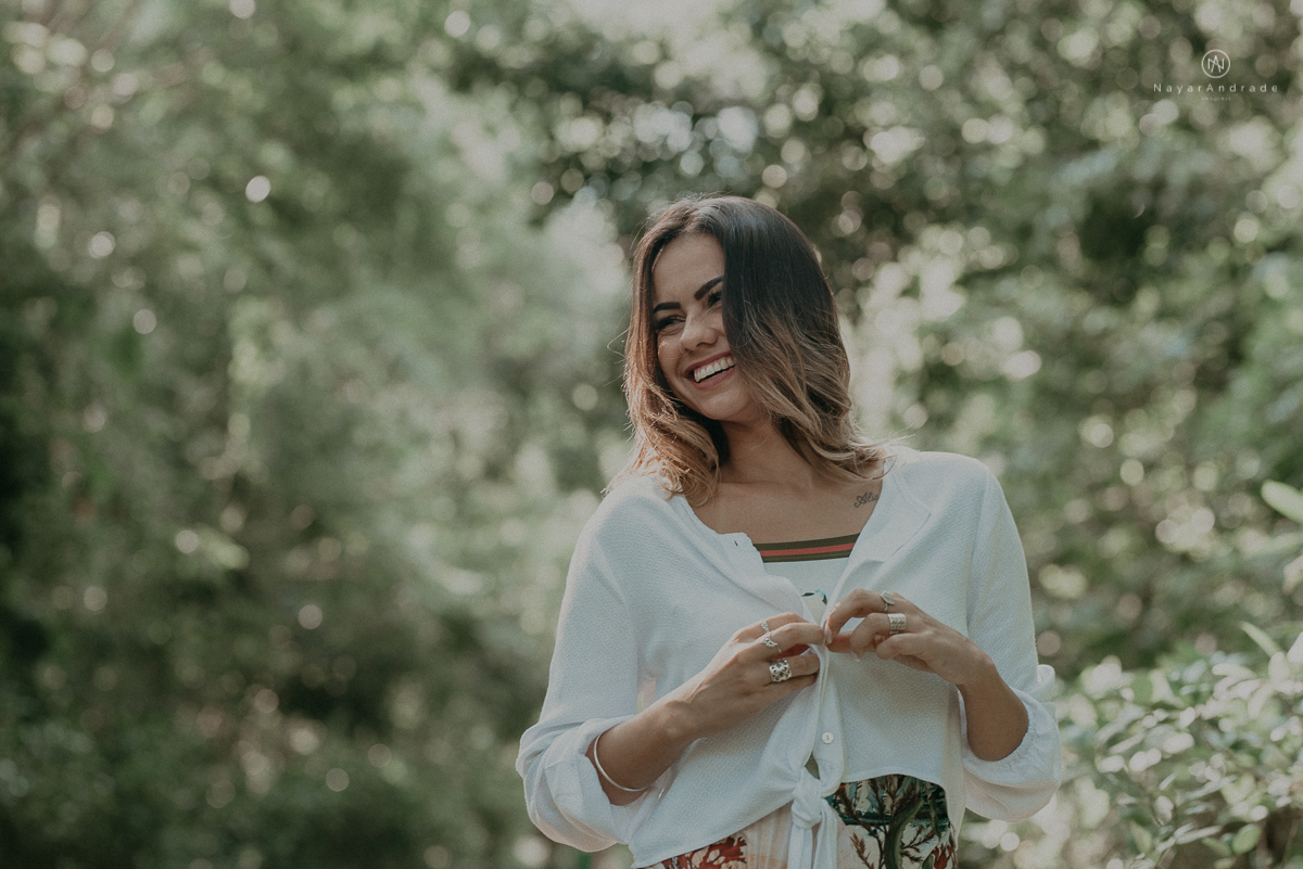 ensaio feminino feito na praia de biquini e camisao ensaio sensual fotos de book feminino espontaneo e delicado