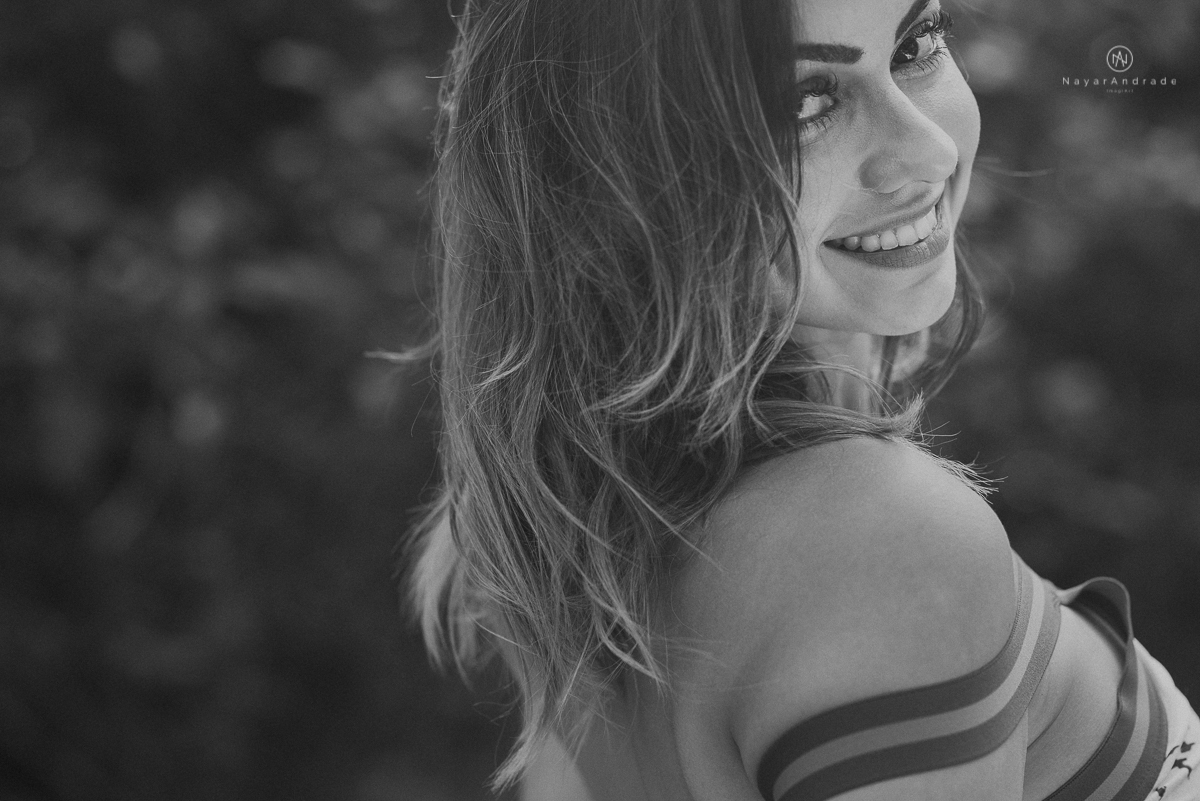 ensaio feminino feito na praia de biquini e camisao ensaio sensual fotos de book feminino espontaneo e delicado