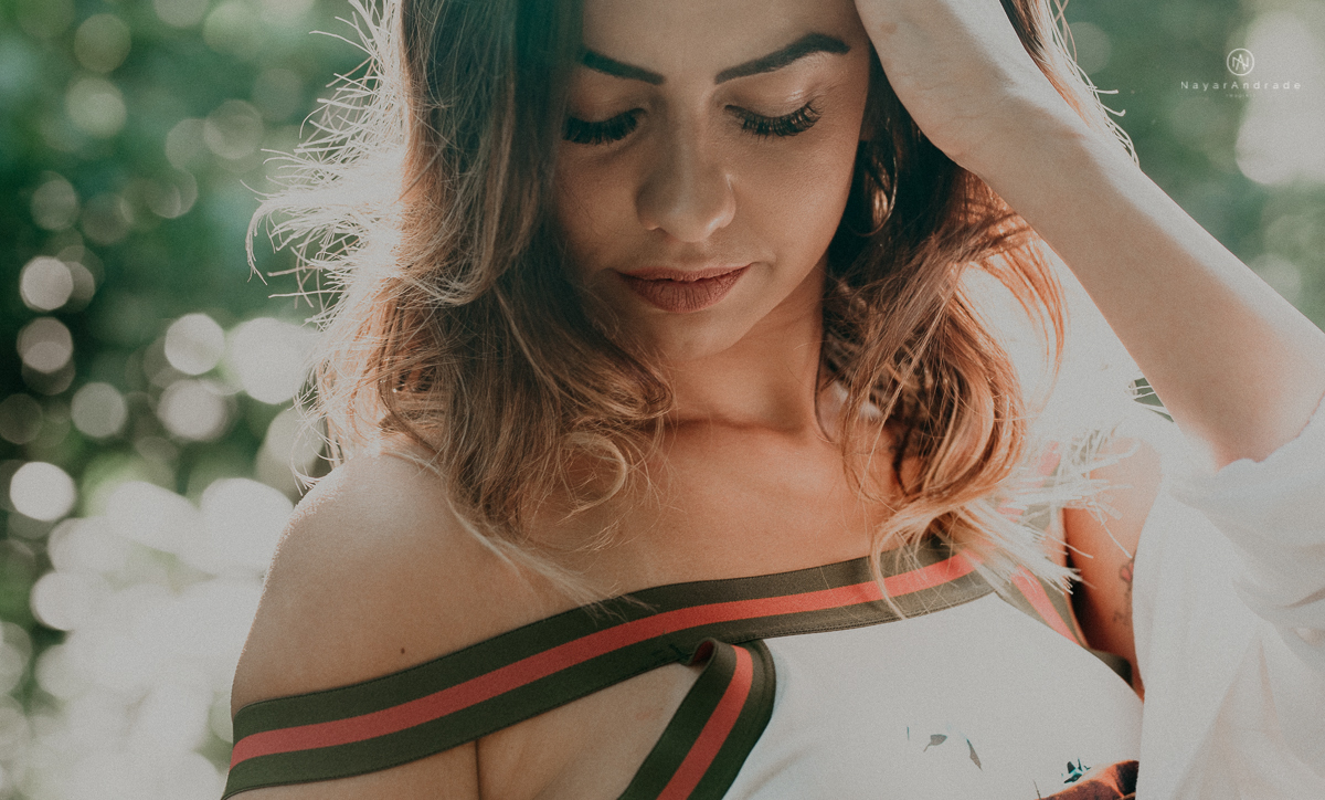 ensaio feminino feito na praia de biquini e camisao ensaio sensual fotos de book feminino espontaneo e delicado