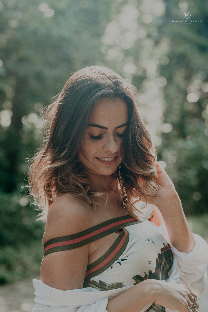 ensaio feminino feito na praia de biquini e camisao ensaio sensual fotos de book feminino espontaneo e delicado