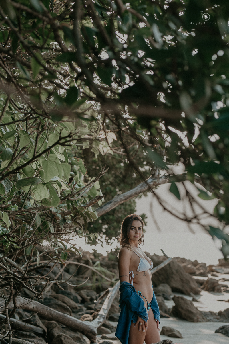 ensaio feminino feito na praia de biquini e camisao ensaio sensual fotos de book feminino espontaneo e delicado