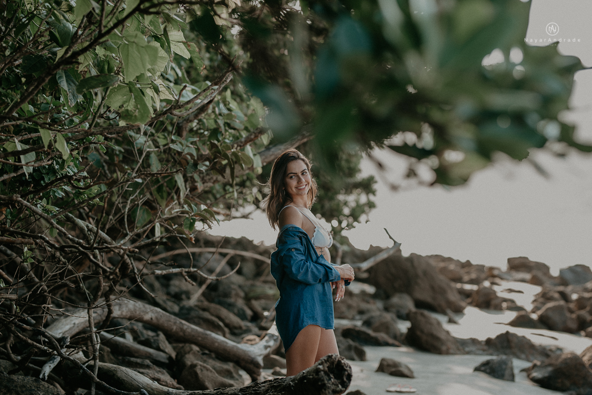 ensaio feminino feito na praia de biquini e camisao ensaio sensual fotos de book feminino espontaneo e delicado