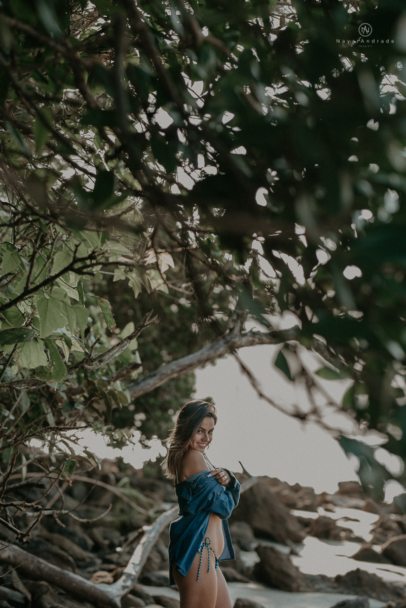 ensaio feminino feito na praia de biquini e camisao ensaio sensual fotos de book feminino espontaneo e delicado