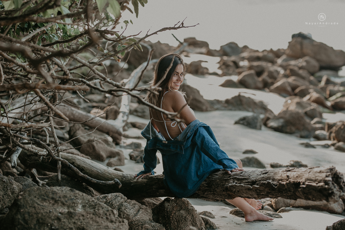 ensaio feminino feito na praia de biquini e camisao ensaio sensual fotos de book feminino espontaneo e delicado